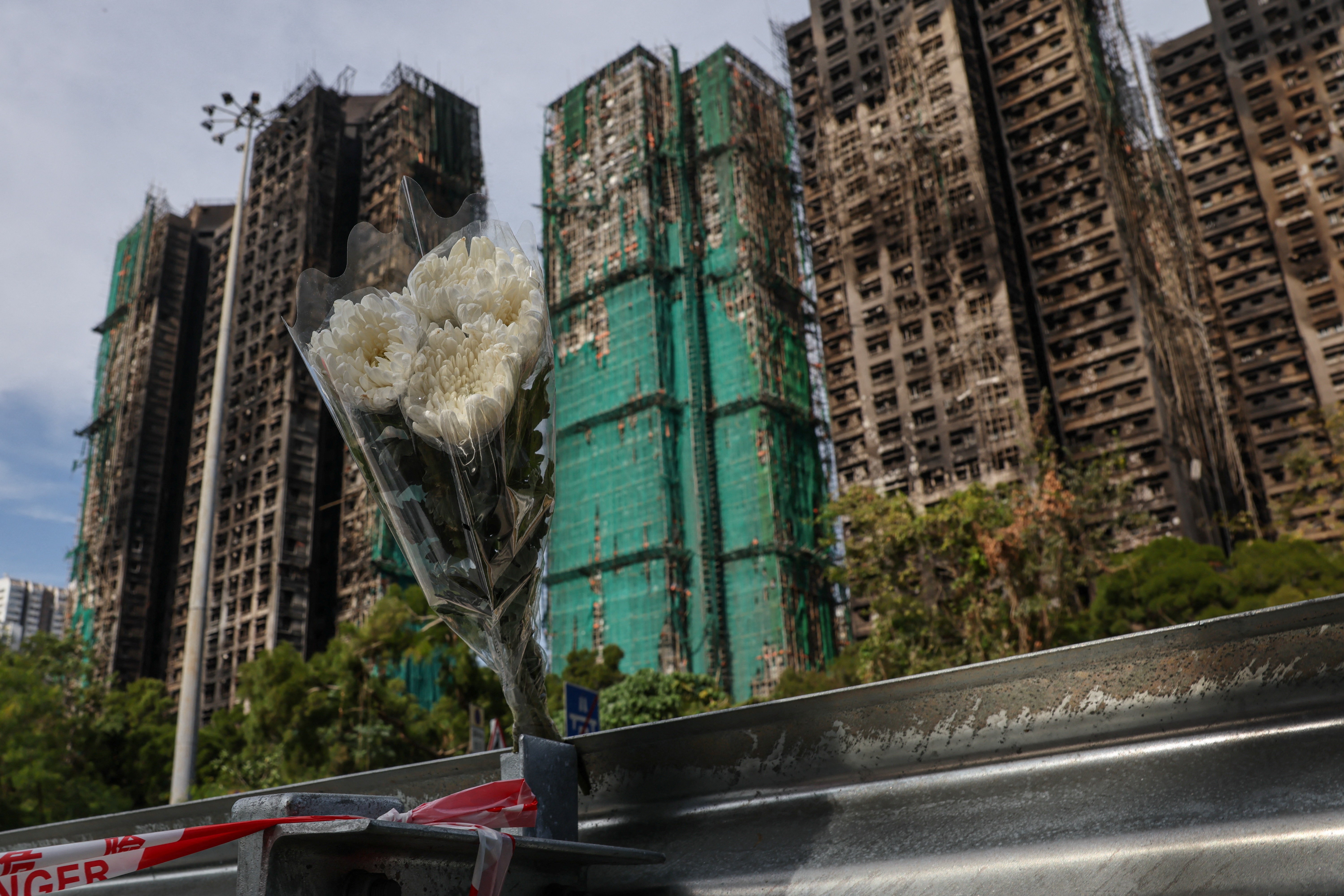 Fogo em Hong Kong: bombeiros encontram corpos em escadas; prefeitura disse a moradores em 2024 que risco de incêndio era baixo