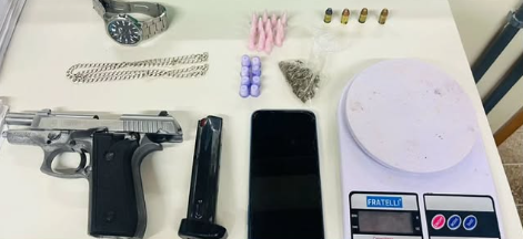 Operação policial em Gandu resulta em apreensão de arma e drogas após troca de tiros