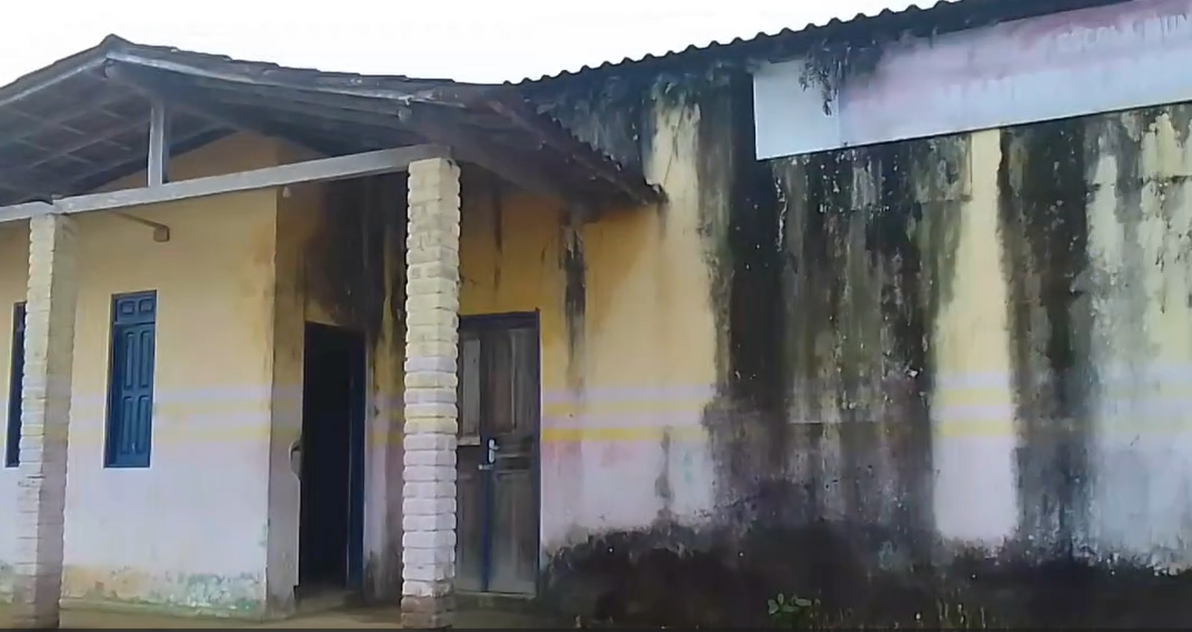 Moradora a situação de escola no Km 85, em Teolândia, e cobra reforma do prédio