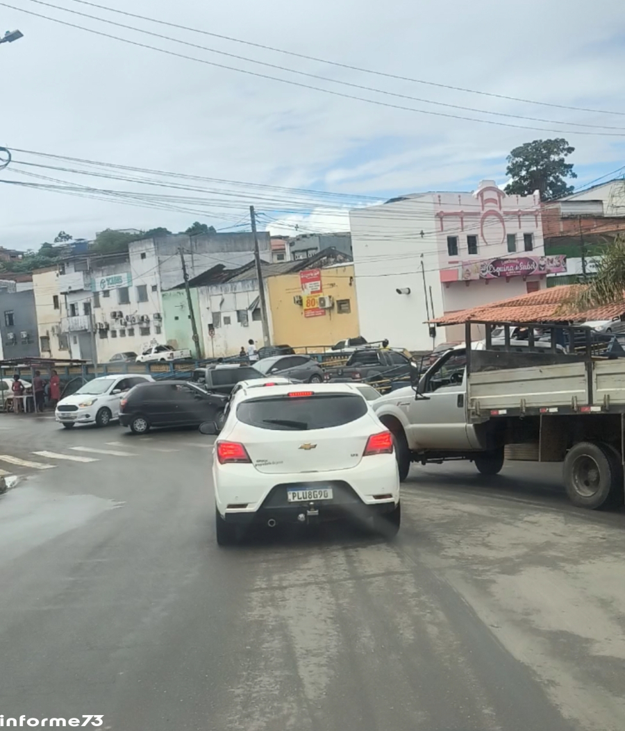 Moradores de cidades vizinhas lotam Gandu e trânsito trava neste sábado (2)
