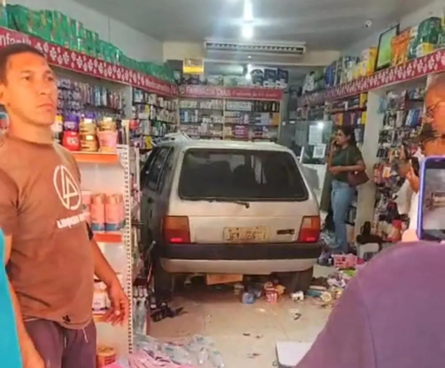 Carro invade farmácia no centro de Wenceslau Guimarães nesta segunda-feira (4)
