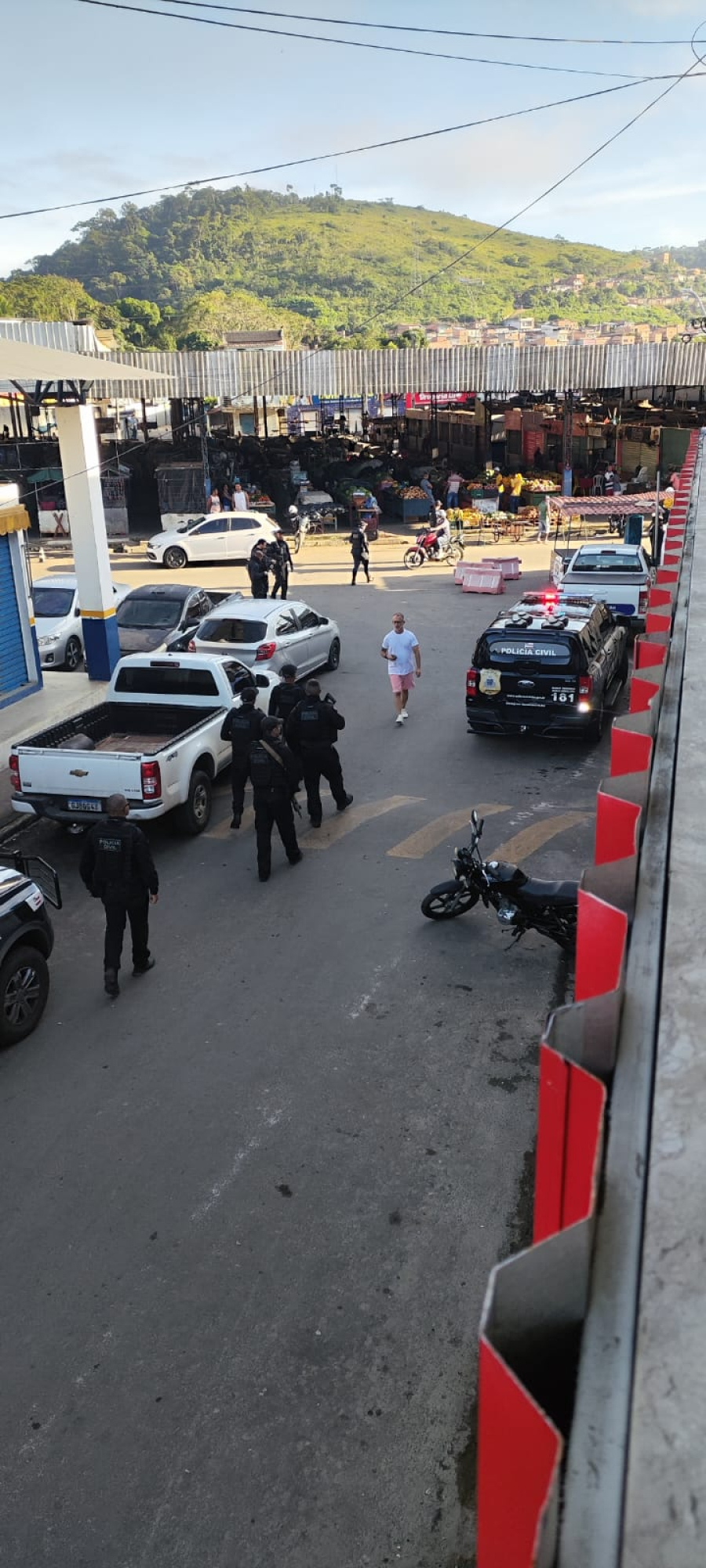 Grande operação com viaturas da Polícia Civil chama atenção na Feira Livre de Gandu na manhã desta quinta (14)