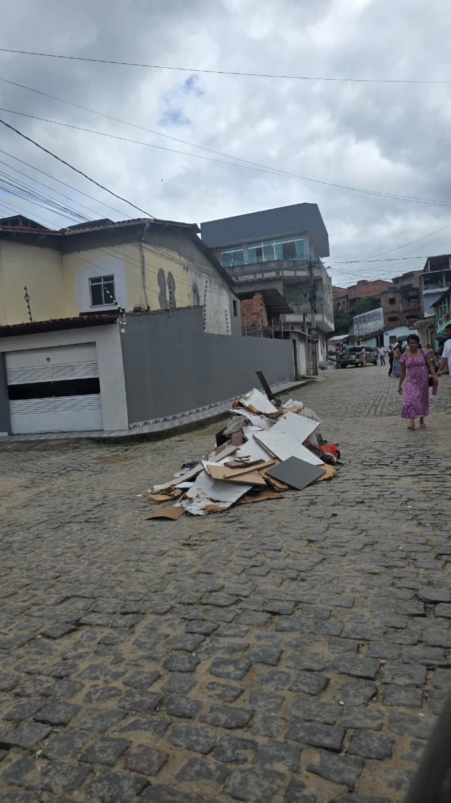 Moradores espalham entulho em via pública em protesto no Teotônio Calheira