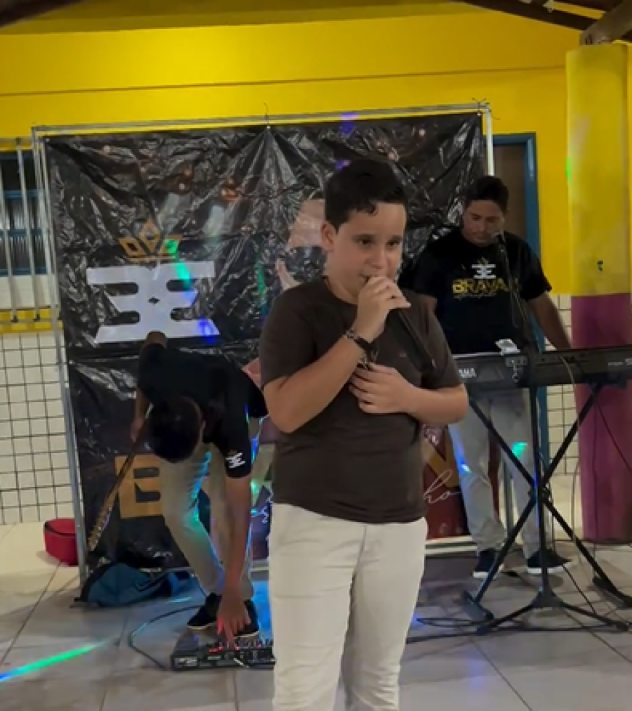 Cantor mirim de Teolândia chama atenção pelo talento ainda na infância