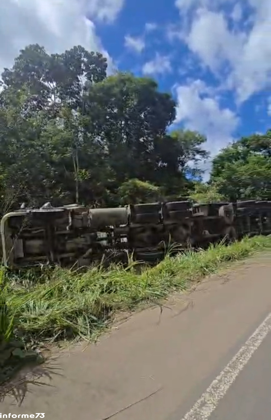 Caminhão carregado de jabá vira na Br 101 entre Wenceslau Guimarães e Teolândia