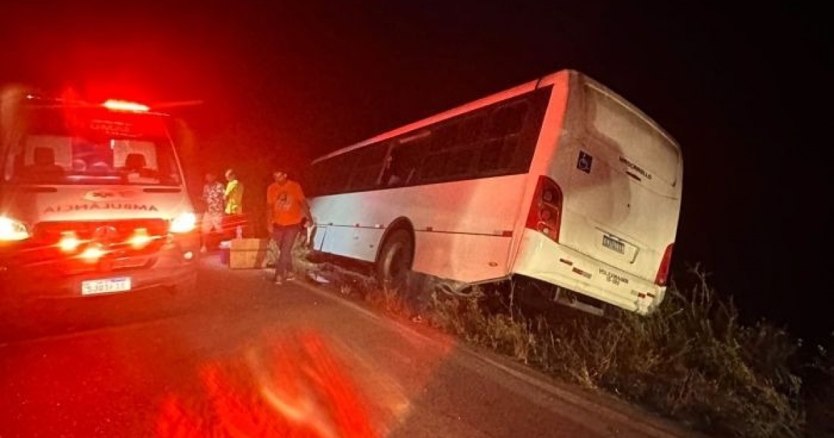 Batida entre micro-ônibus e carro deixa dois mortos em Valente