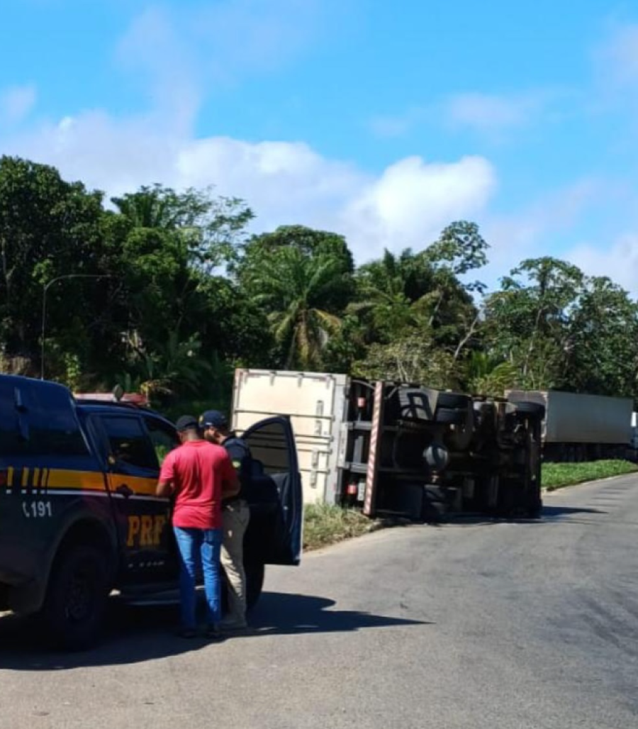 Caminhão carregado de carne tomba em trevo entre a BR-101 e BR-330 nesta terça (19)