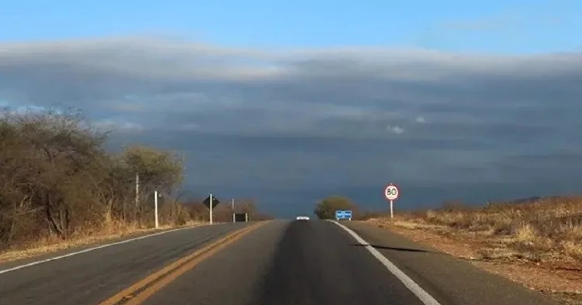 Mulher morre após acidente entre moto e carreta no Sudoeste baiano