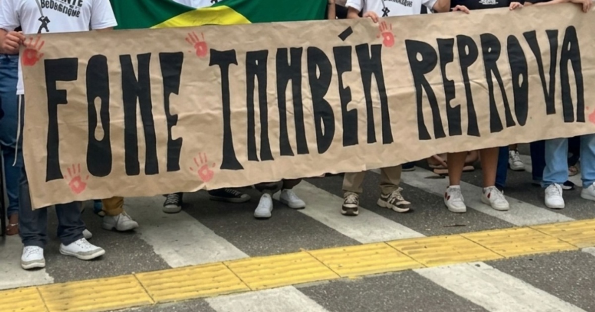 Estudantes da Ufba fazem protesto contra suspensão de Restaurante Universitário em Vitória da Conquista