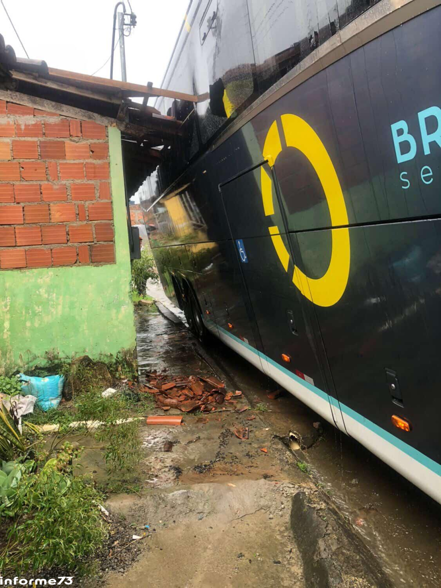 Ônibus da Cidade Sol perde controle e atinge casa em Gandu