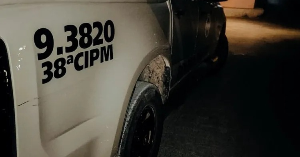 Adolescente de 15 anos é gravemente ferido após ser baleado por suspeitos em um carro