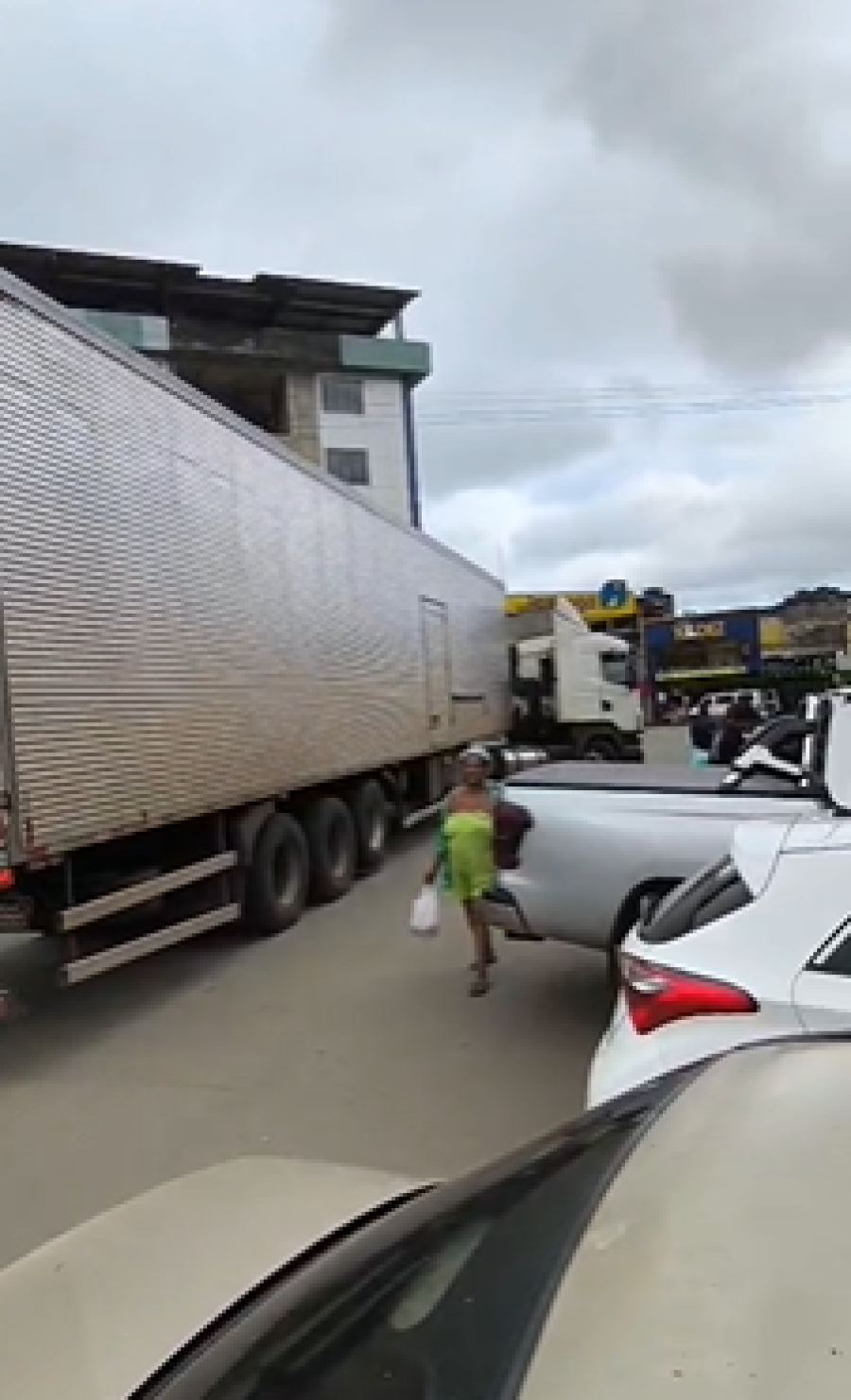 Caminhão de grande porte causa lentidão no trânsito durante manobra no Centro de Gandu