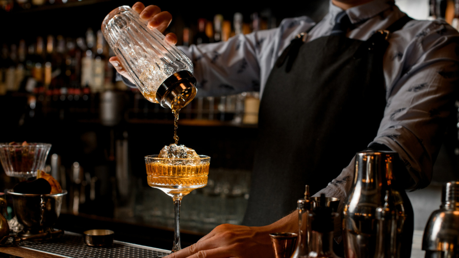 Vaga de Bartender aceita candidatos sem experiência; empresa oferecerá treinamento