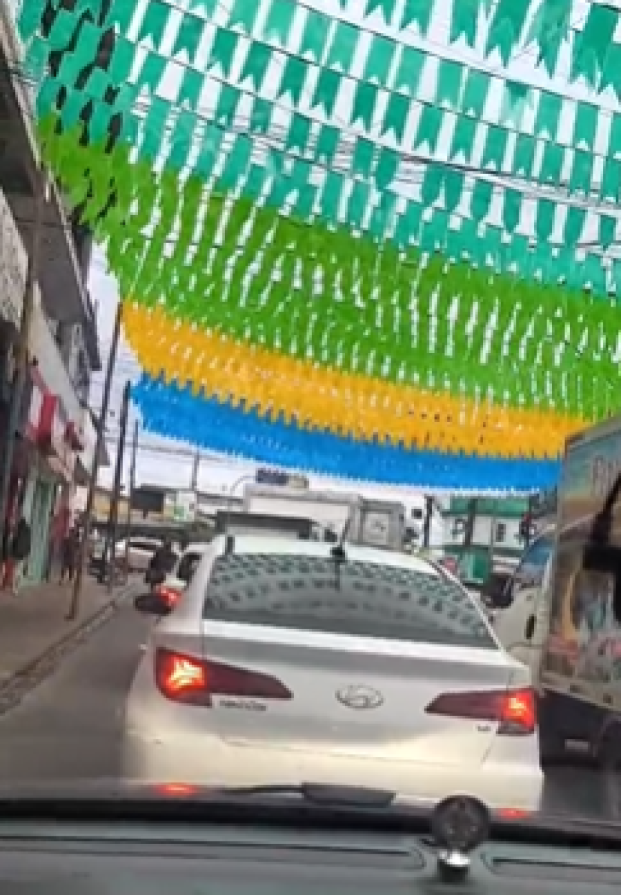 Bandeirolas juninas dificultam visão de semáforo e preocupam motoristas em Gandu