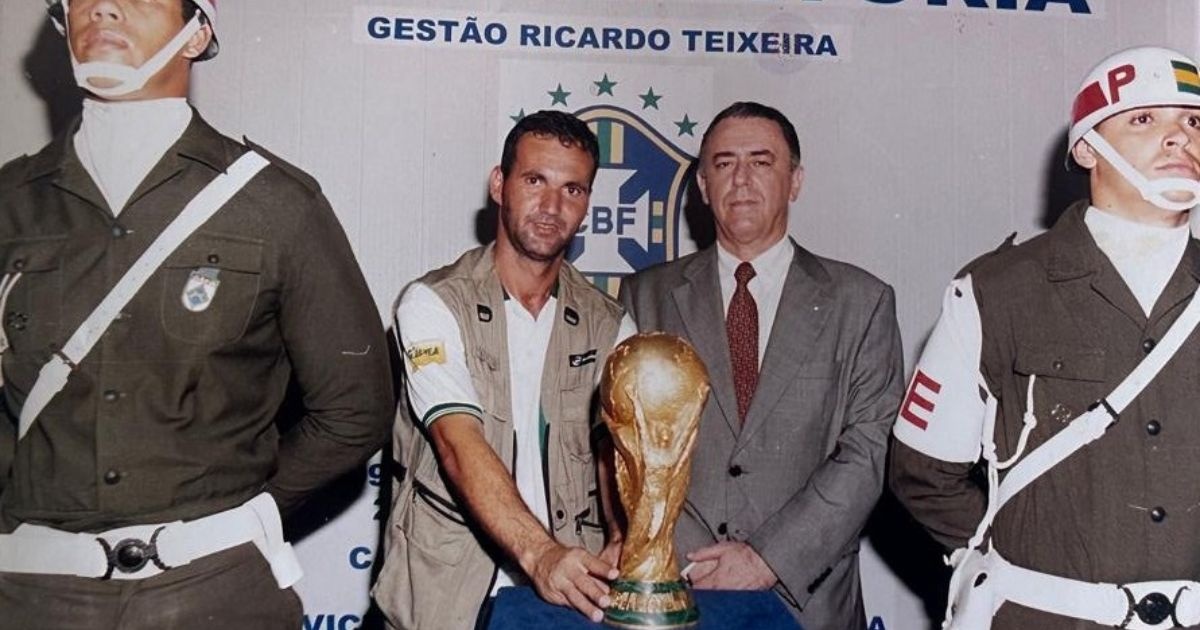 Fotos perdidas: conheça a história do jornalista baiano que tocou e registrou a taça do penta em Salvador
