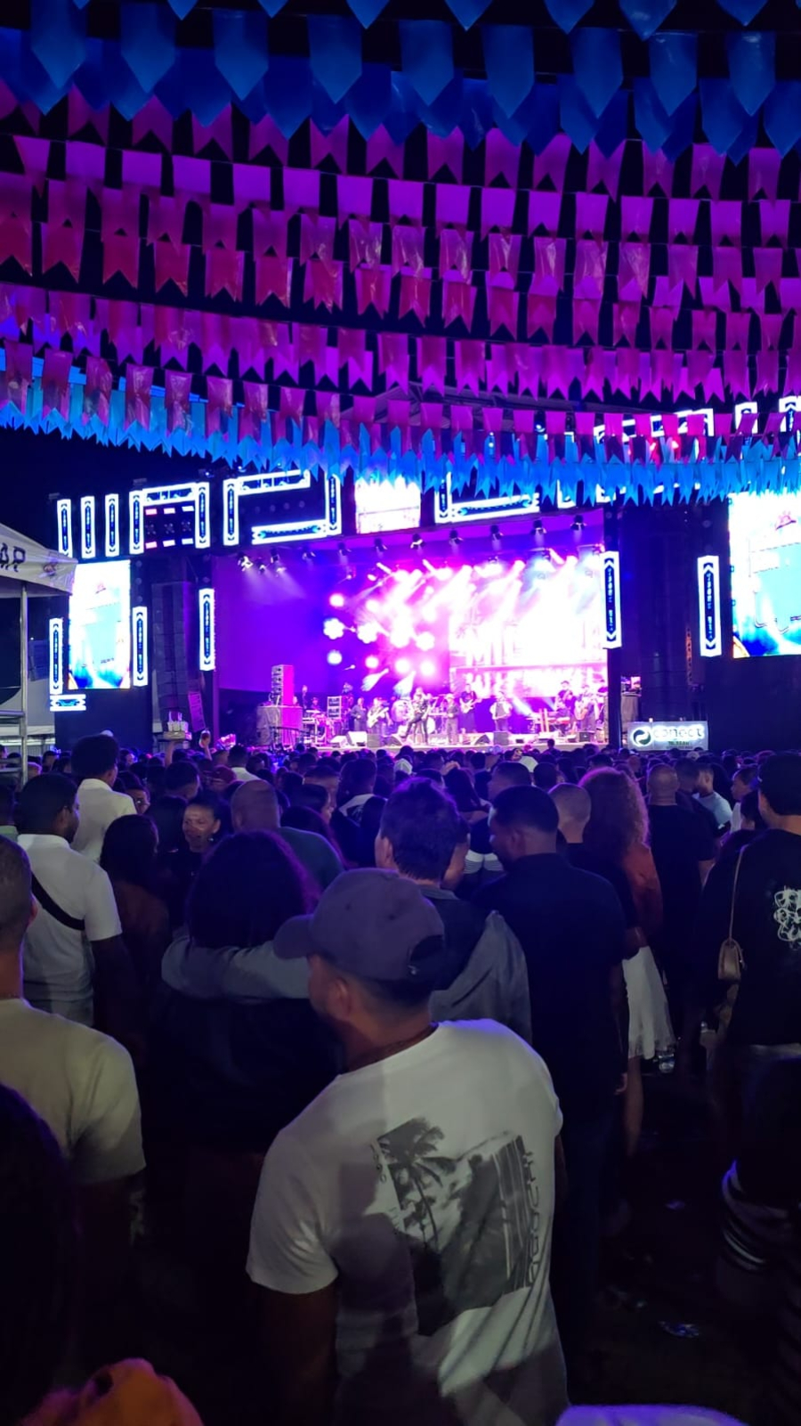 Palco com estrutura inédita impressiona público na Festa da Banana em Teolândia