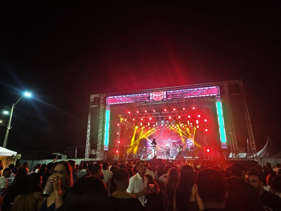 Primeira noite da 9ª Festa do Cacau estende-se até o amanhecer e cronograma continua neste sábado