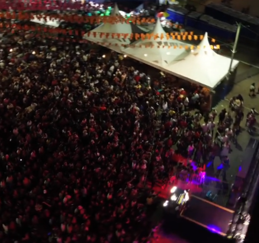 Festa do Cacau registra praça lotada durante programação deste domingo (15)