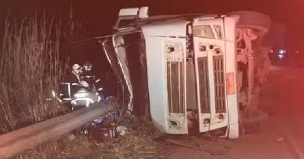 Motorista morre após carreta tombar na BR-242, em Barreiras