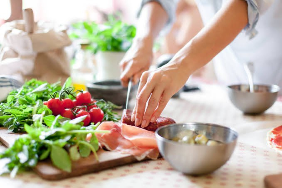 Empresa do setor de alimentação abre vaga para ajudante de cozinha