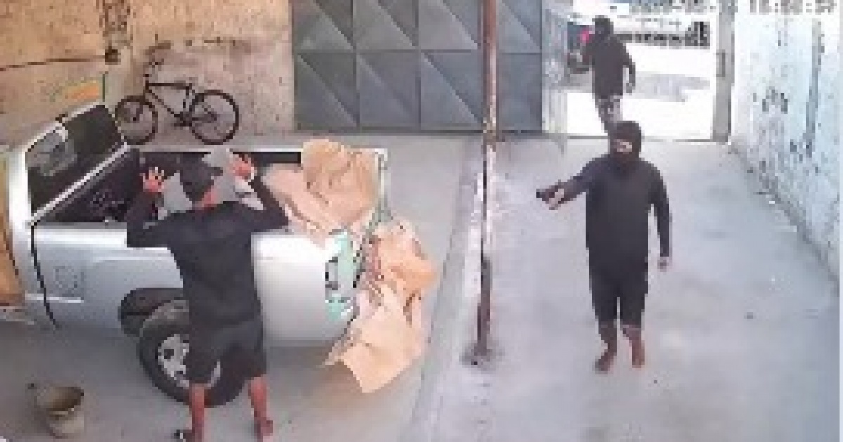 VÍDEO: Grupo armado invade oficina e homem é executado em Feira de Santana 