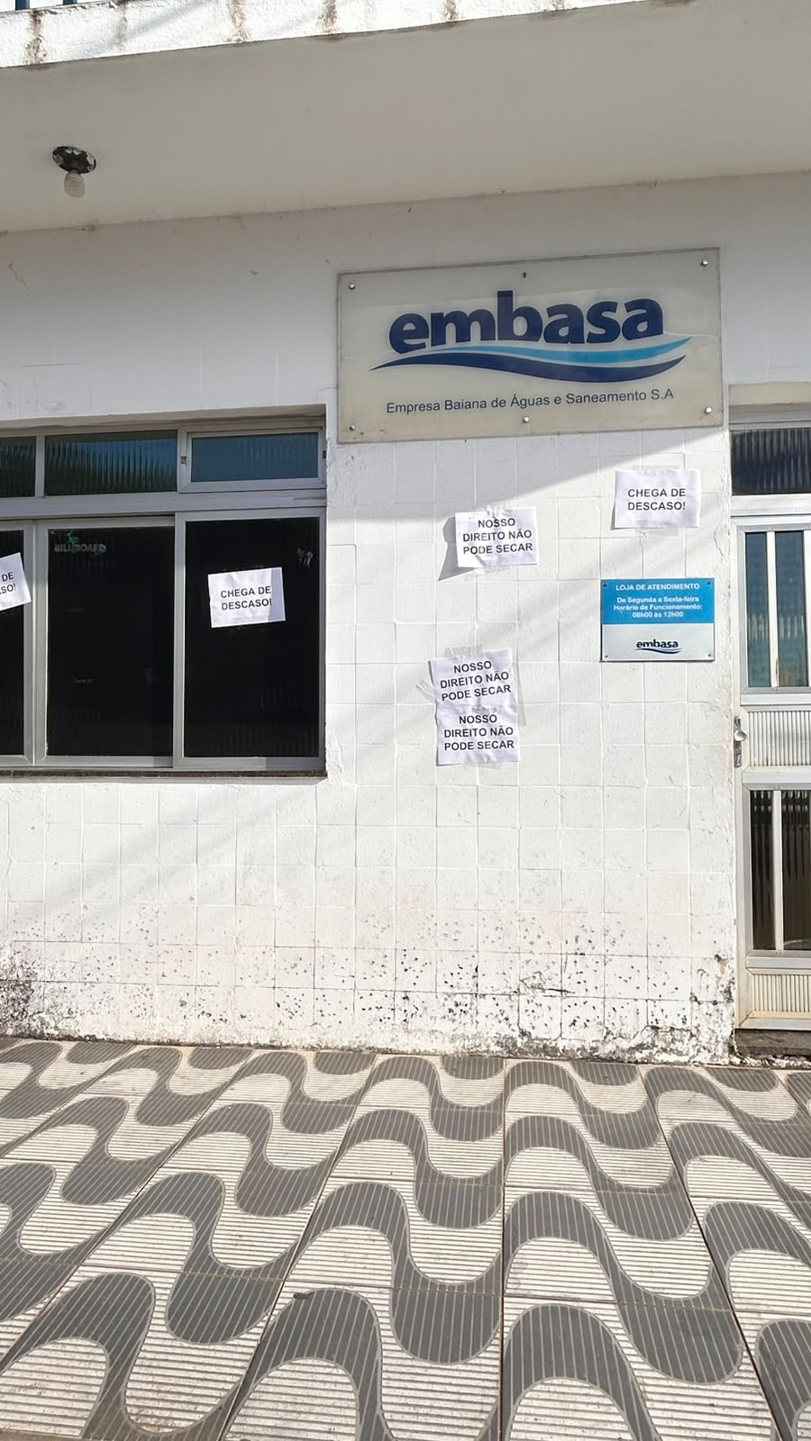 Moradores protestam na Embasa após quatro dias sem água em Gandu durante o São João