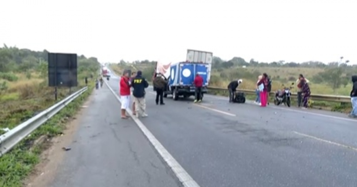 Motoboy morre após colisão com animal e caminhão em anel viário de Vitória da Conquista