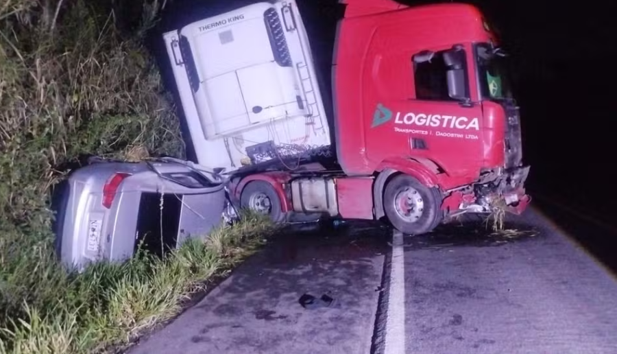 Mulher morre e policial militar fica gravemente ferido em acidente na BR-101, em Gandu