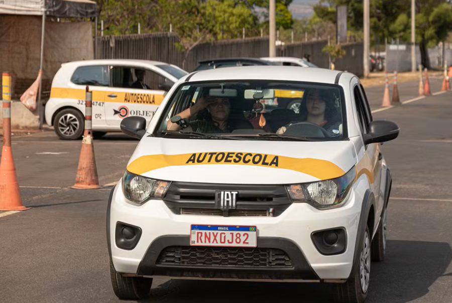 CNH muda com renovação simplificada e novas regras para tirar a carteira; veja quais as mudanças