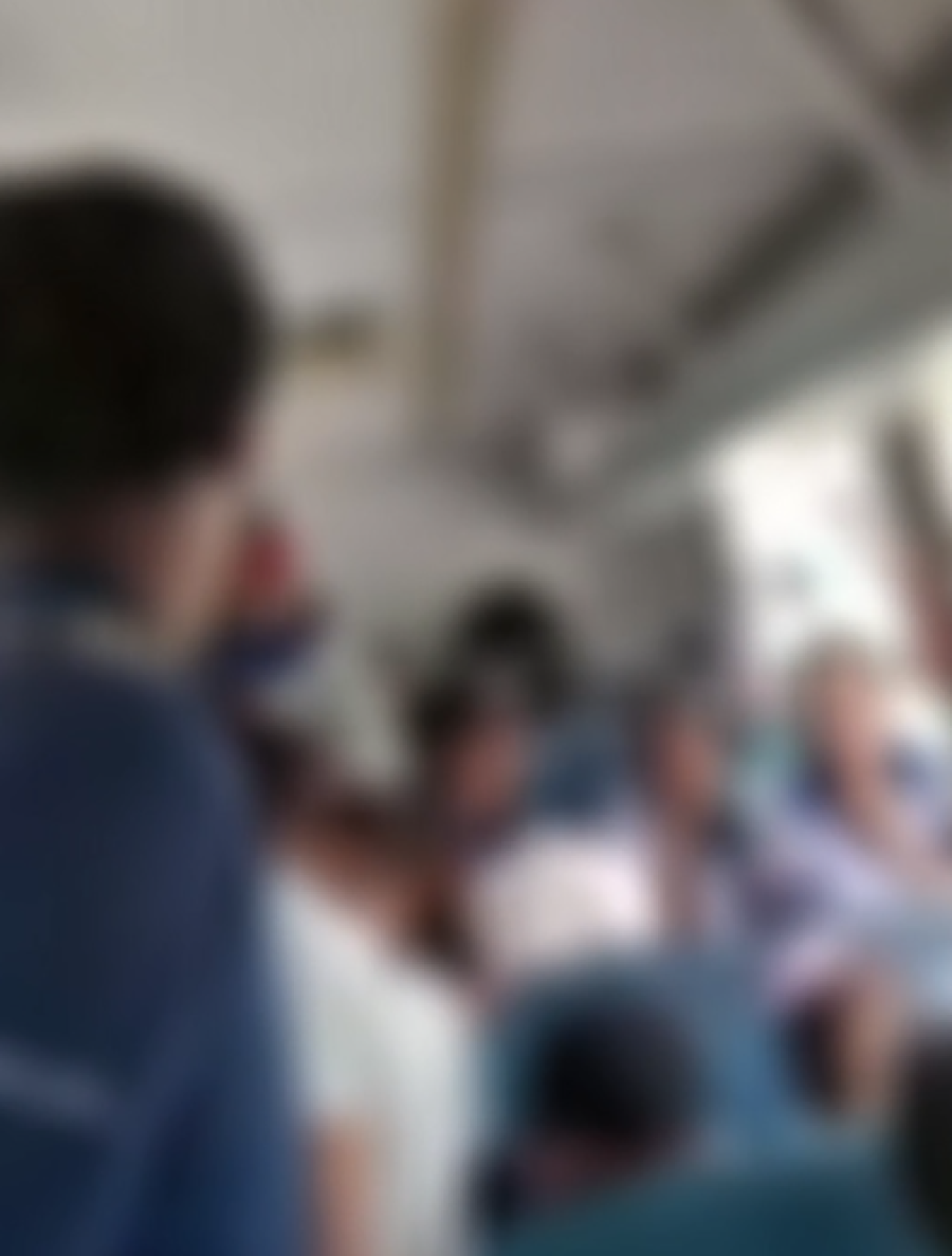 Superlotação em ônibus escolar preocupa pais de estudantes na zona rural de Teolândia