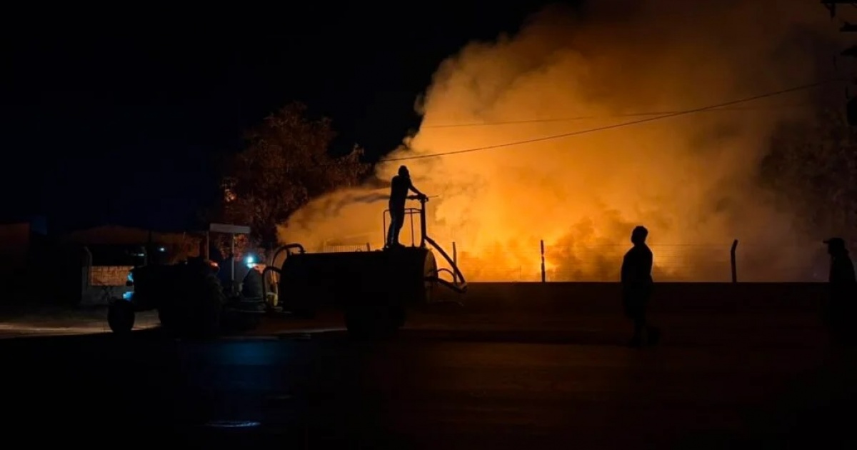 Incêndio de grande proporção atinge galpão de recicláveis na Bahia; fogo foi controlado após 3 horas