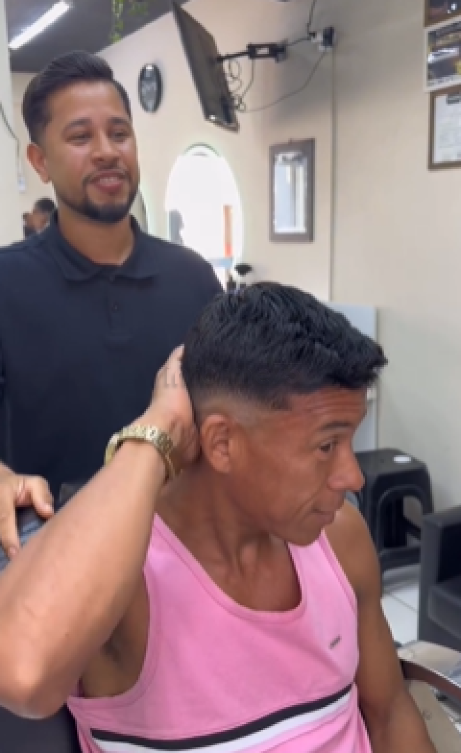 Barbeiro de Piraí do Norte mostra transformação de cliente após prótese capilar