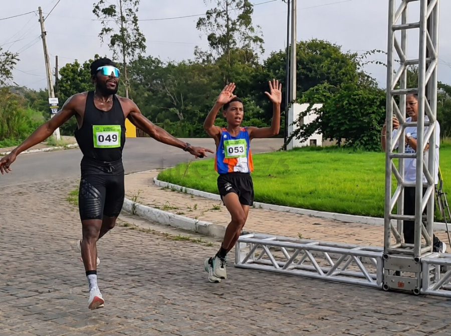 Atleta comemora vitória antes da chegada, mas é ultrapassado nos metros finais em Ipiaú