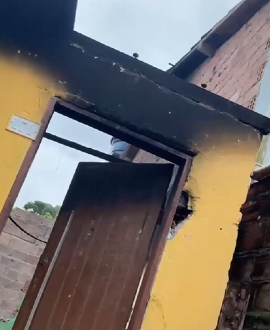 Casa pega fogo durante apagão no bairro São Roque, em Wenceslau Guimarães
