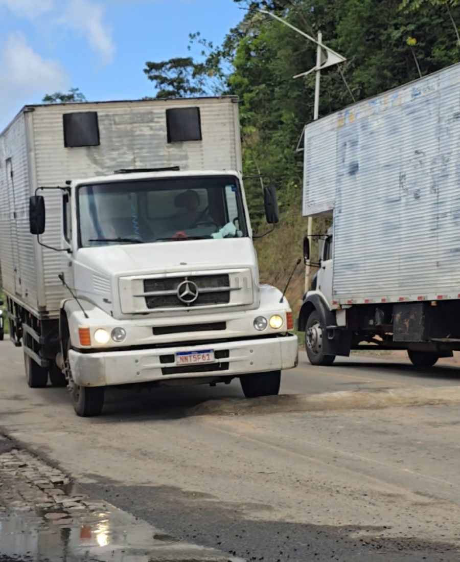 Quebra-molas alto faz motoristas usarem acostamento na BR-101, em Wenceslau Guimarães