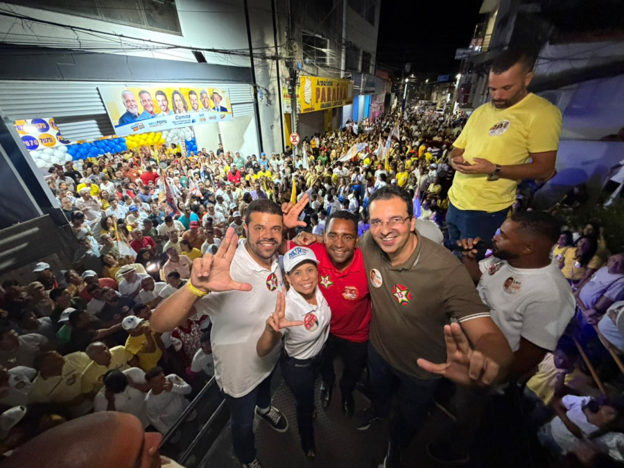 Multidão se reuniu na noite desta segunda (31) para inauguração do comitê do time da gestão em Gandu