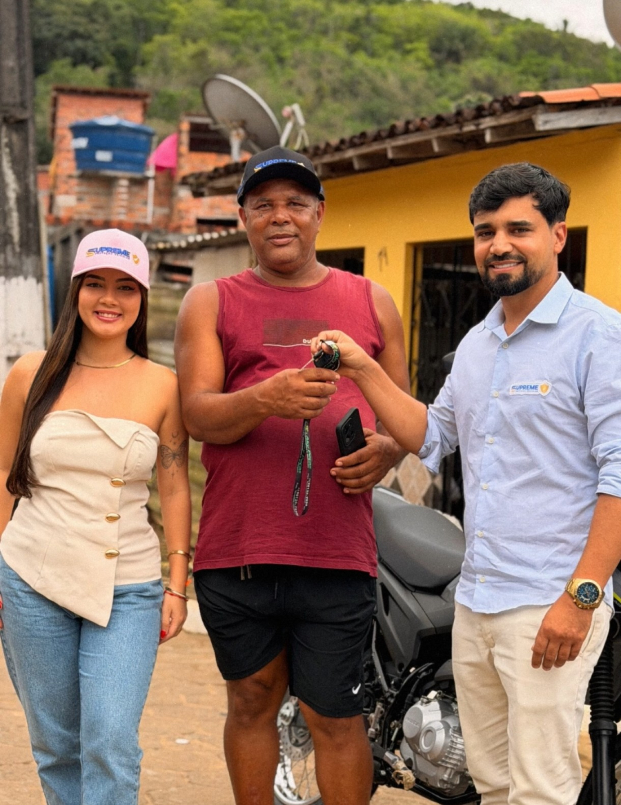 Supreme Proteção Veicular entrega moto zero quilômetro a associado após sorteio de campanha