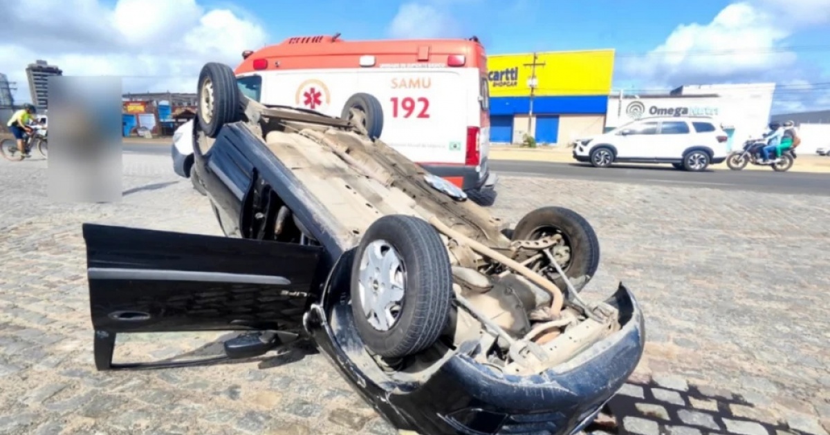 Carro capota após bater em viatura da PM-BA em avenida de Feira de Santana