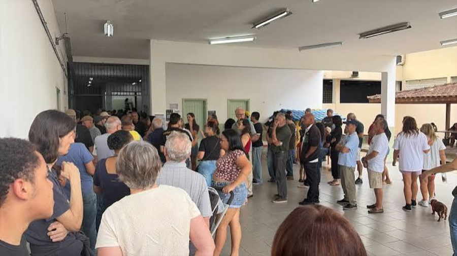Filas longas marcam votação e geram reclamações em escolas da região