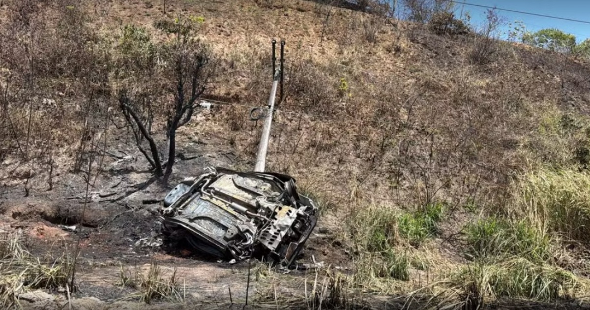Duas pessoas morrem carbonizadas após carro pegar fogo na BR-324, em Simões Filho