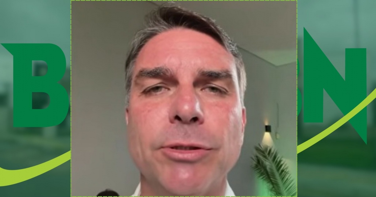 Propaganda de Flávio Bolsonaro é exibida sem som e senador alega censura na TV aberta