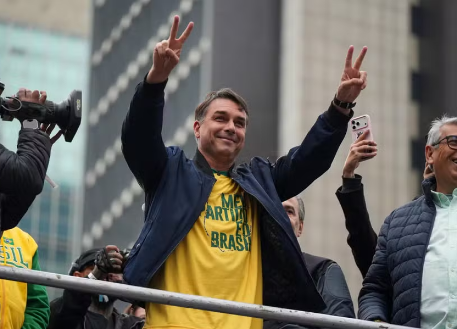 Flávio Bolsonaro vence em apenas quatro cidades da Bahia no primeiro turno